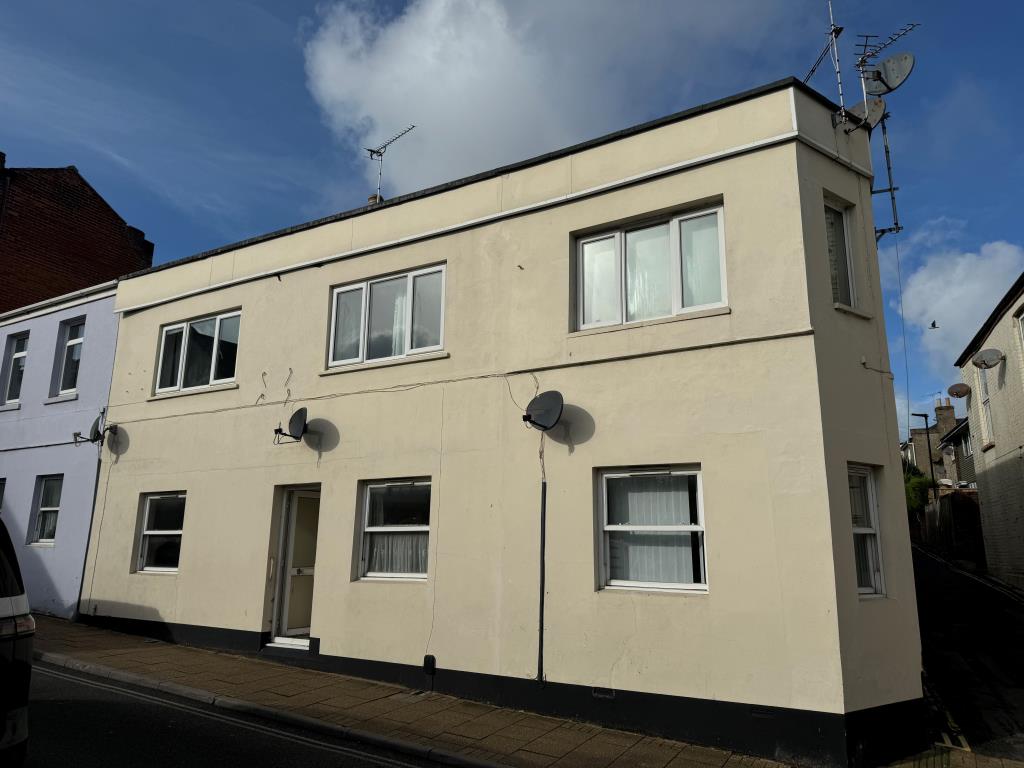 Lot: 80 - TWO-BEDROOM GROUND FLOOR FLAT FOR IMPROVEMENT - Block of flats with painted render exterior